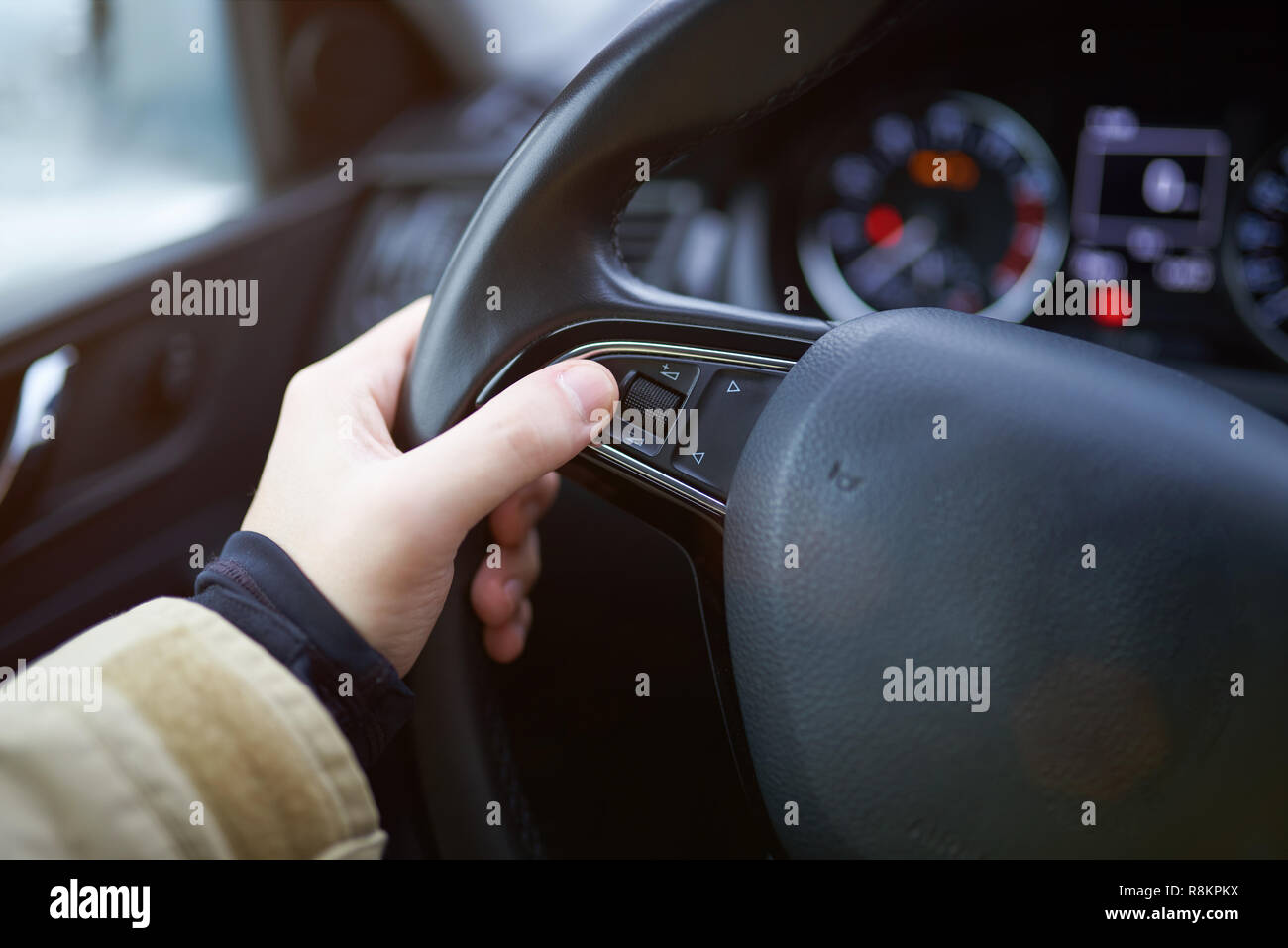 Ändern der Lautstärke im Auto Rad schließen Pu. Auto freisprechen Konzept Stockfoto