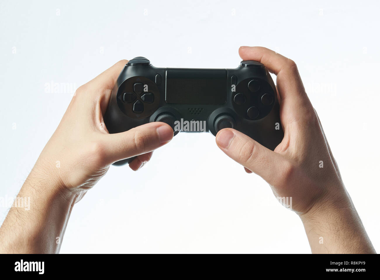 Spielen Video Game Theme. Der Game Controller in den Händen close-up auf weißem Hintergrund Stockfoto