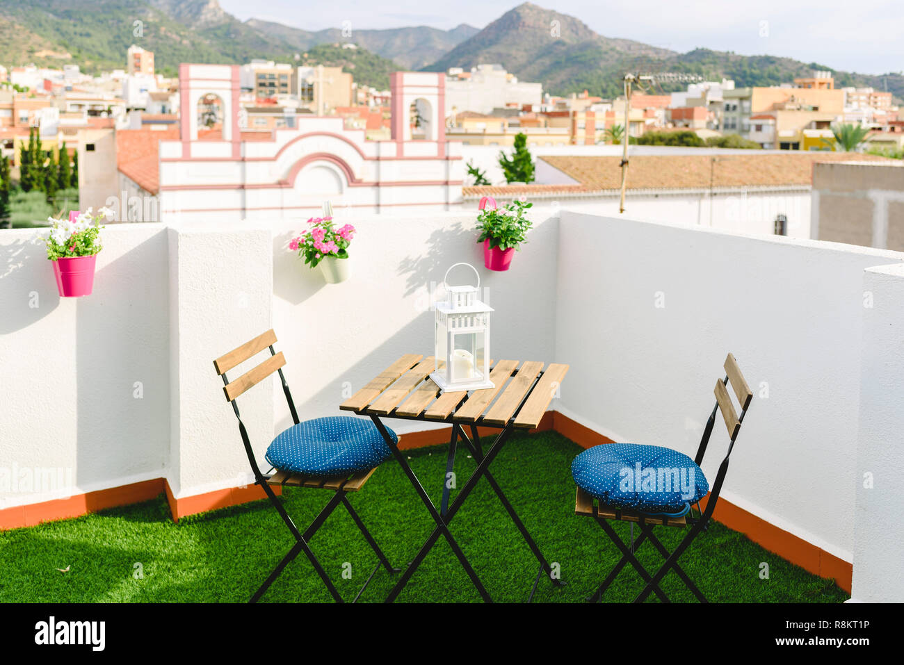 Weißen Terrasse für Kaffee mit Blick auf das Dorf und die mexikanischen Berge, blauer Himmel. Stockfoto