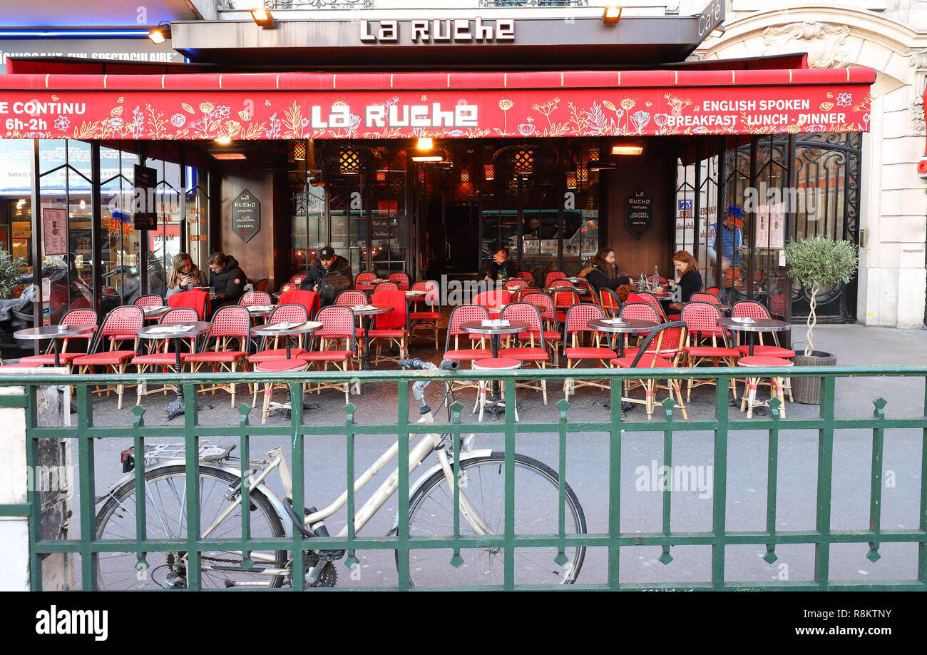 La Ruche Ist Ein Typisches Pariser Cafe Fur Weihnachten Dekoriert Am Boulevard Montparnasse In Paris Frankreich Stockfotografie Alamy La Ruche Ist Ein Typisches Pariser Cafe Fur Weihnachten Dekoriert Am Boulevard Montparnasse In Paris Frankreich Stockfotografie Alamy