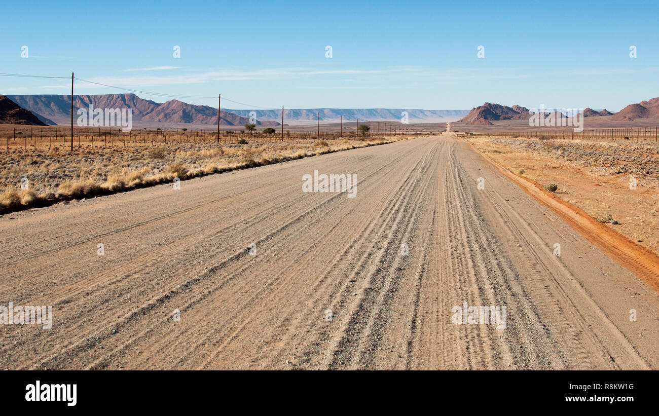 Endlose sand Straße in Namibia Stockfoto