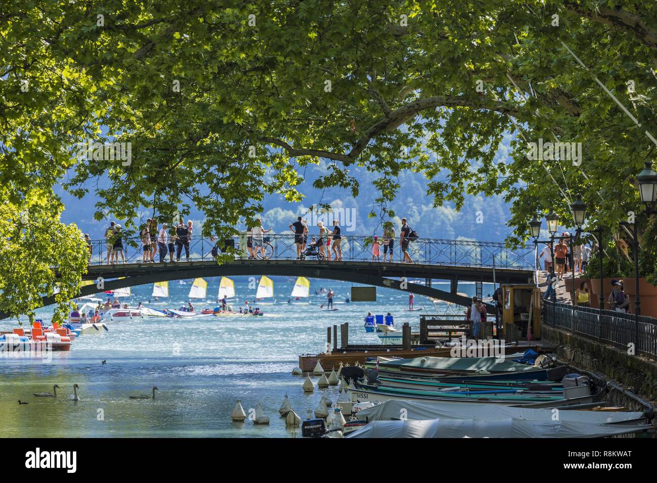 Frankreich, Haute Savoie, Annecy, Boote auf dem Kanal du Vasse und die Pont des Amours Stockfoto