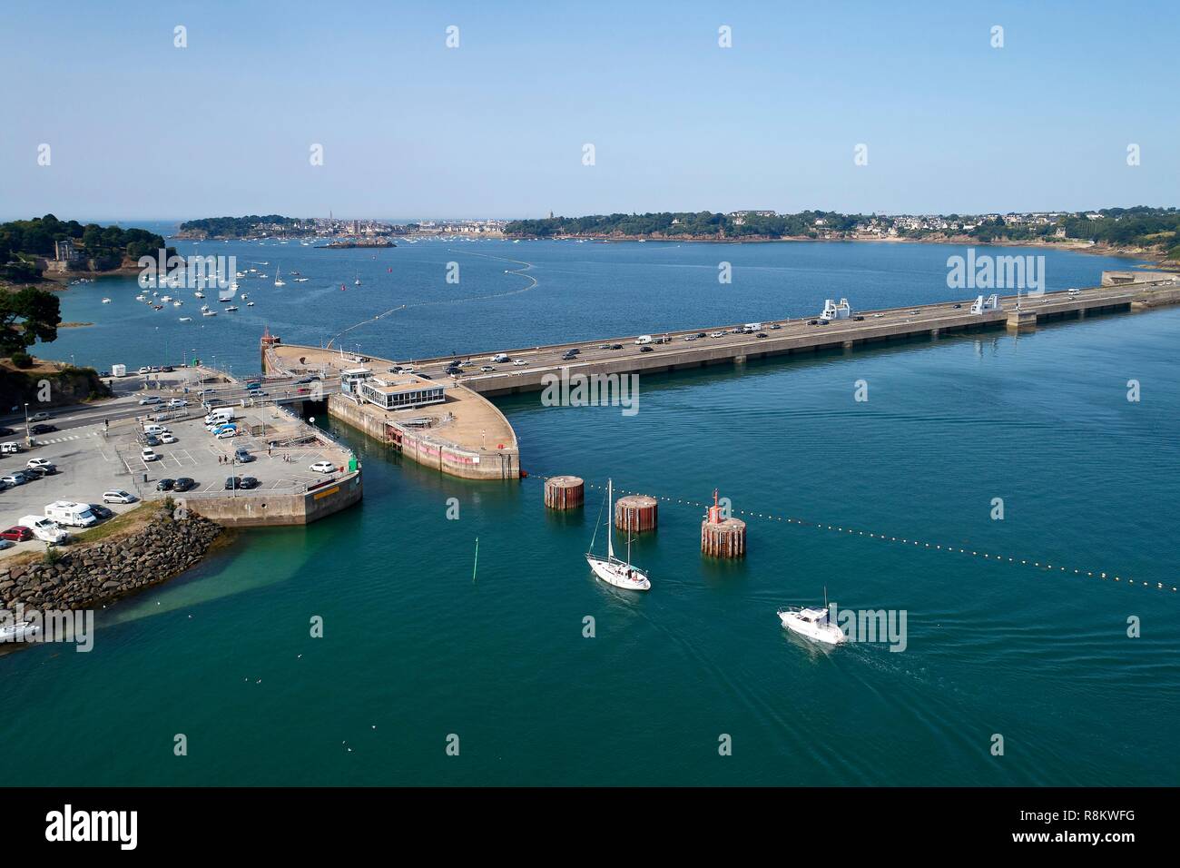 Frankreich, Ille et Vilaine, Cote d'Emeraude (Emerald), Saint Malo, La Richardais, der stausee Barrage de la Rance, Gezeitenkraftwerk (Luftbild) Stockfoto
