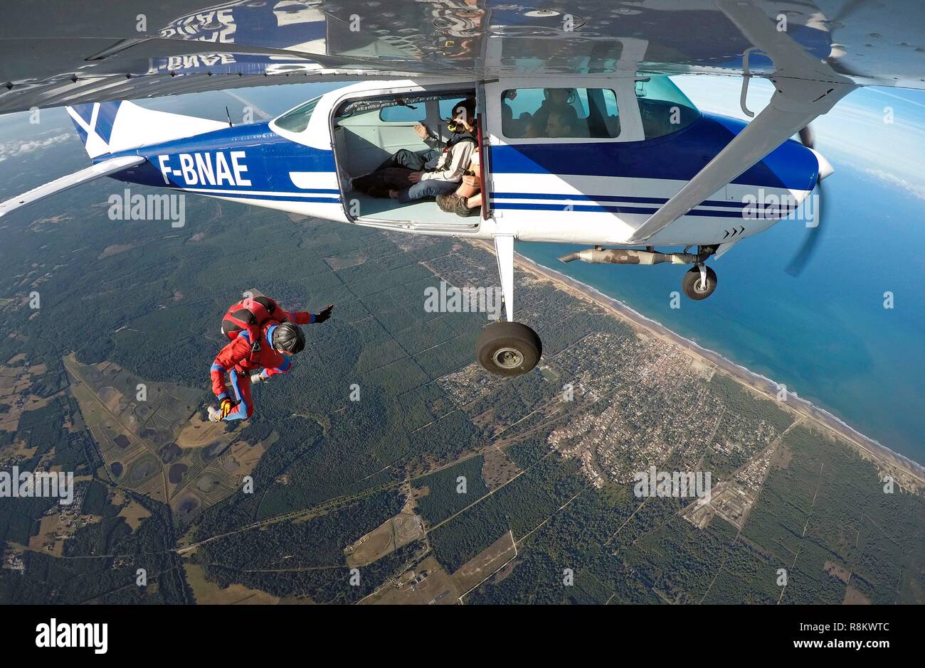 Frankreich, Gironde, Vendays-montalivet, frei fallender Fallschirmspringer (Luftbild) Stockfoto