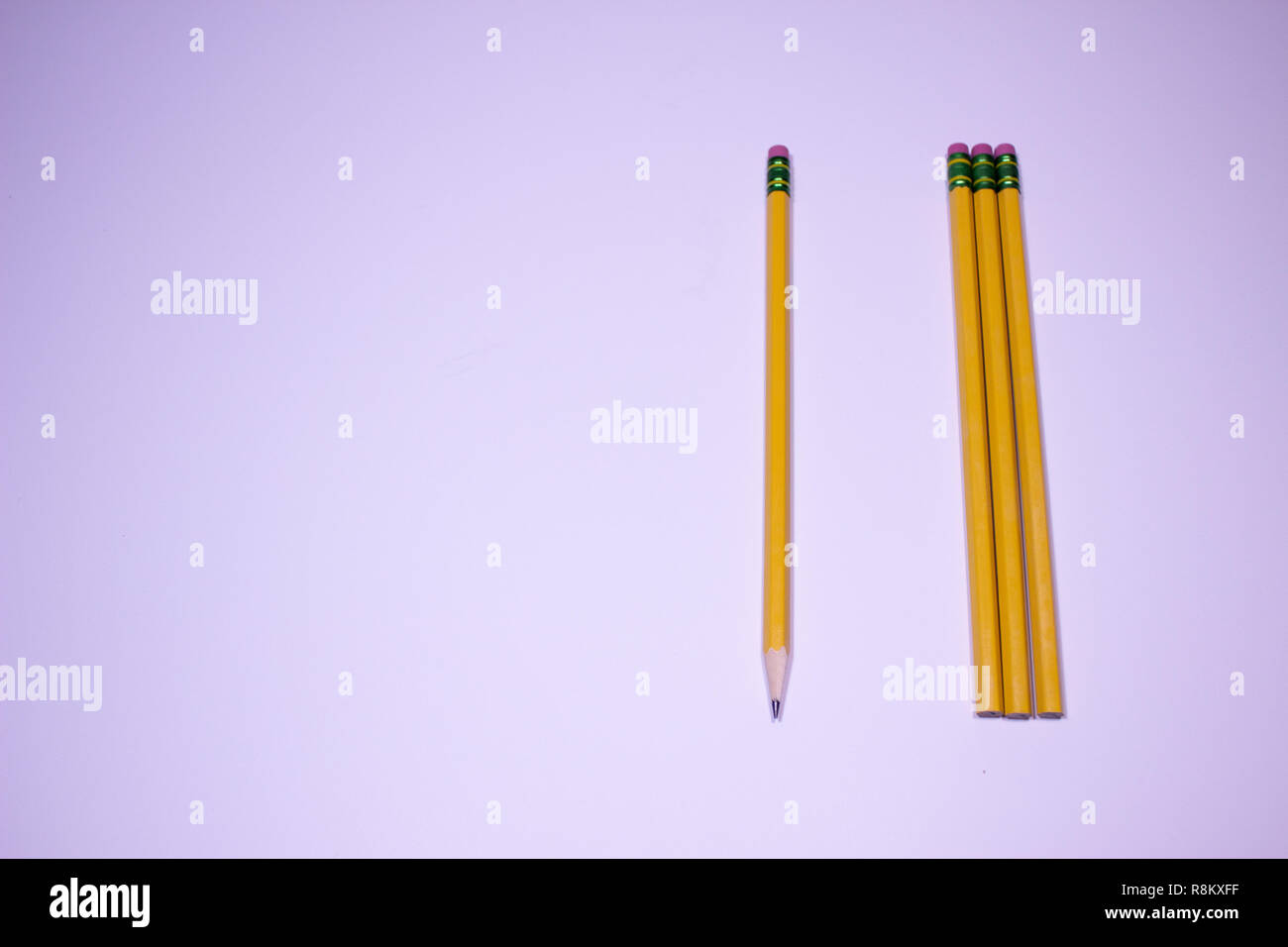 Geschärft Bleistift aus drei Bleistifte, die nicht scharf auf einem weißen Tisch mit Kopie Raum isoliert. Stockfoto