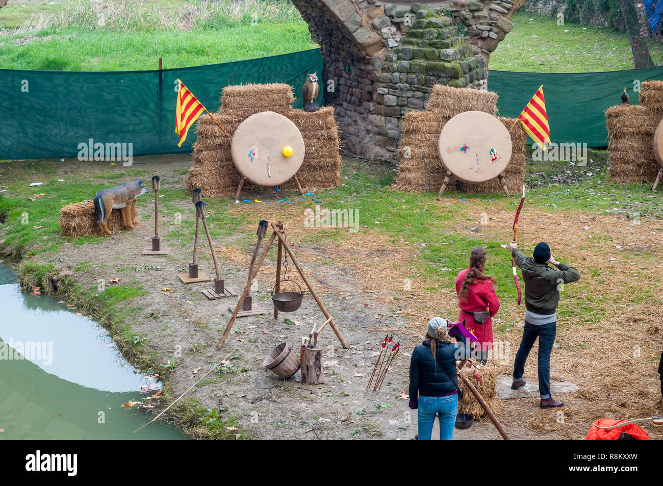 Gruppe von Menschen, die in der jährlichen Mittelalter Festival in der Stadt Vic, 2018 warten auf den Bogen schießen, Bogenschießen, Vic, Katalonien, Spanien Stockfoto