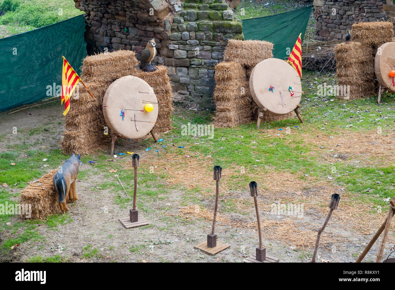 Target Shooting und Pfeile, jährliche Mittelalter Festival in der Stadt Vic, 2018, Bogenschießen, Vic, Katalonien, Spanien Stockfoto