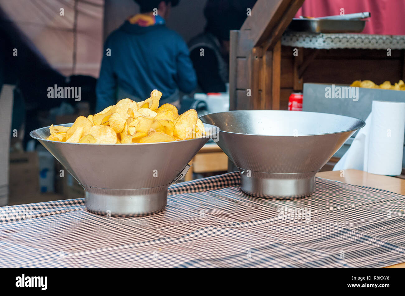 Hausgemachte Kartoffelchips, jährliche Mittelalter Festival in der Stadt Vic, 2018, Vic, Katalonien, Spanien Stockfoto