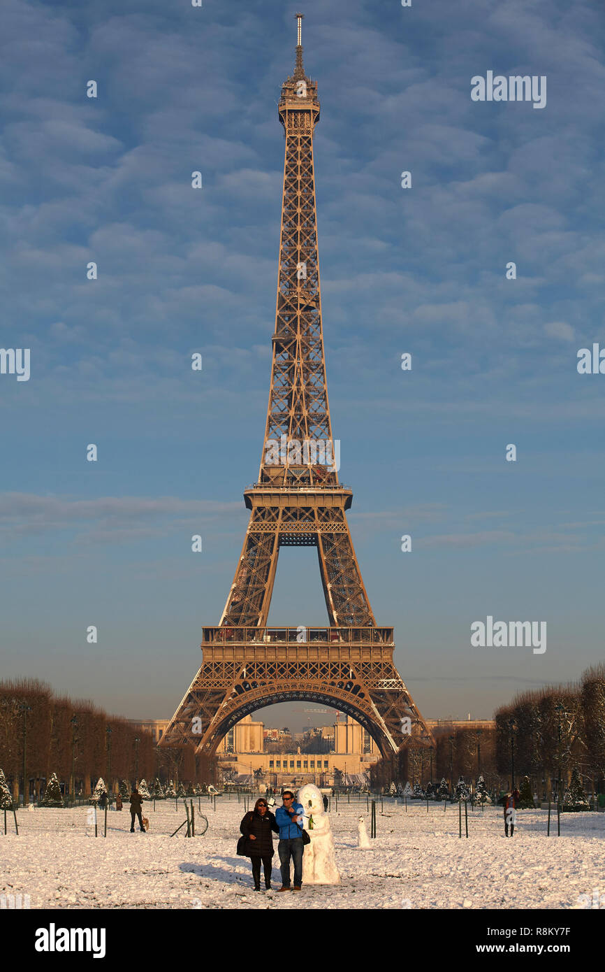 Frankreich, Paris, Bereich als Weltkulturerbe von der UNESCO, Champ de Mars und dem Eiffelturm aufgeführt unter dem Schnee Stockfoto