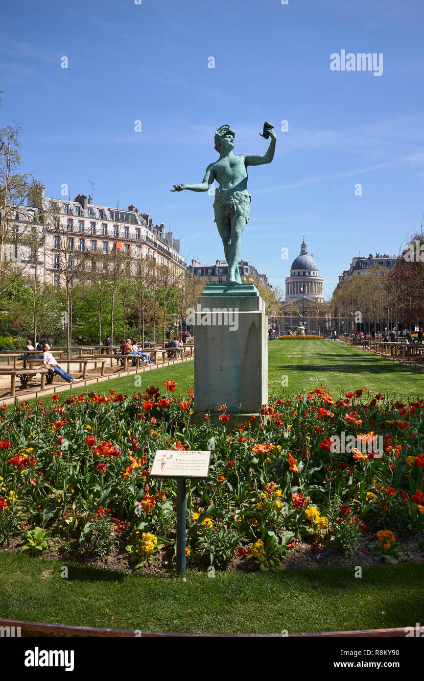 Frankreich, Paris, Luxemburg Garten, die griechischen Schauspieler, Statue von Charles Arthur Bürgerlichen im Jahre 1868 gemacht, und Pantheon Kuppel im Hintergrund Stockfoto