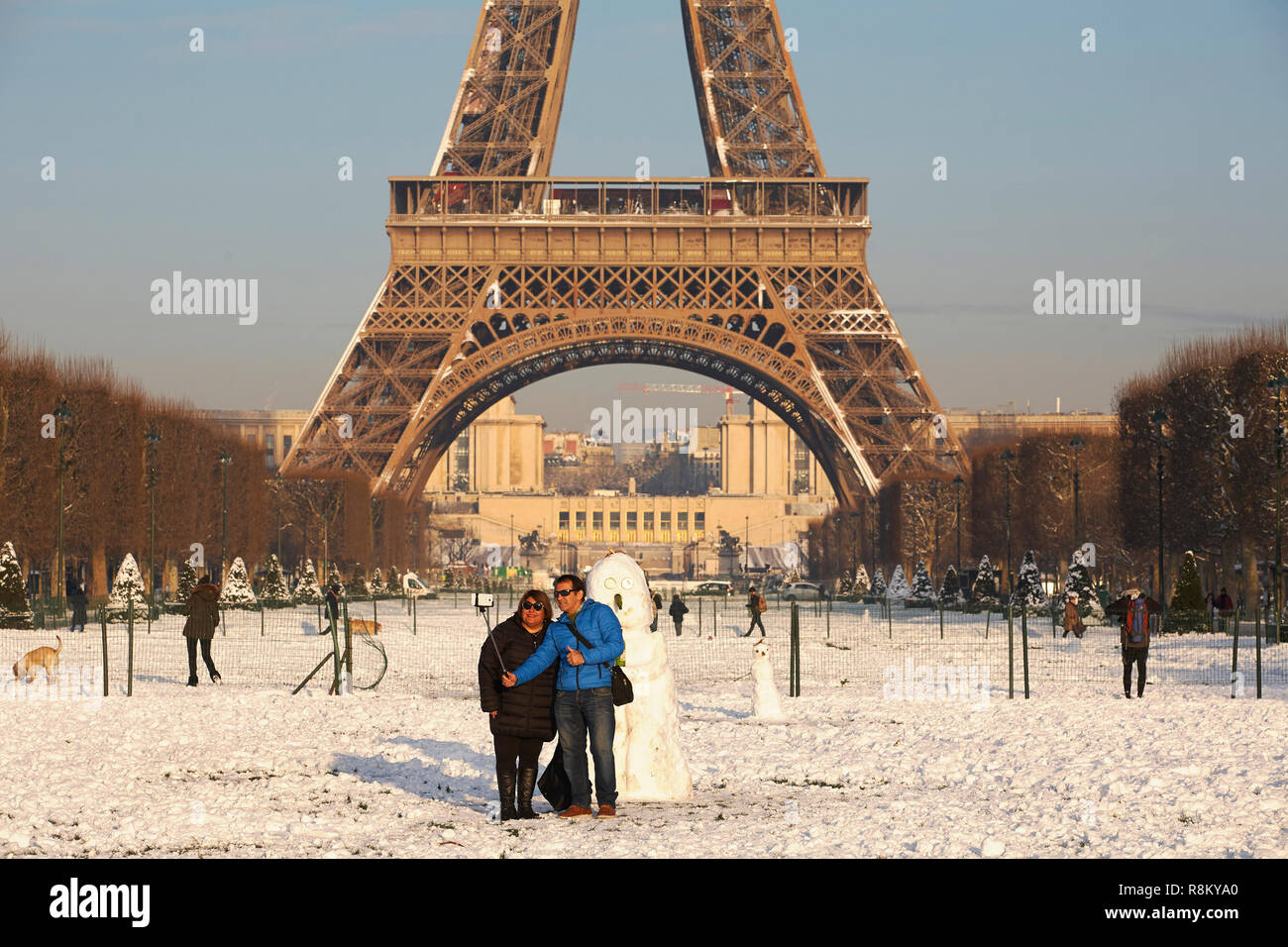 Frankreich, Paris, Bereich als Weltkulturerbe von der UNESCO, Champ de Mars aufgeführt unter dem Schnee und den Eiffelturm Stockfoto