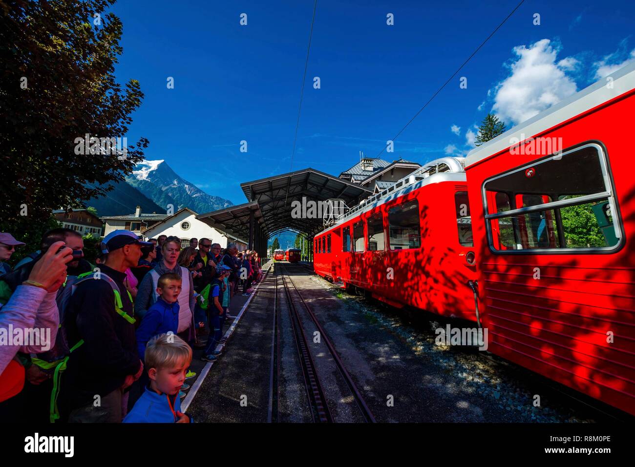 Frankreich, Chamonix-Mont Blanc, Haute-Savoie, kleine Zug von montenvers, die Zugang zum Mer de Glace, Abreise von Chamonix entfernt, mit Aiguille et Dôme du Goûter in der Rückseite Stockfoto