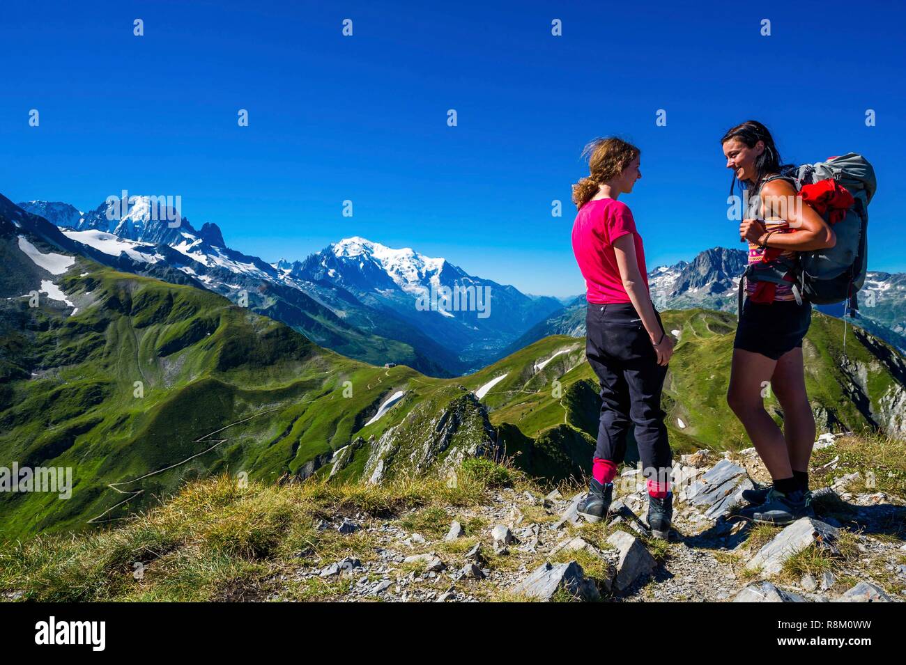 Schweiz, Wallis, Tour du Mt Blanc, Trient, Col de Balme, Kanten von la Croix de Fer, guide Anja Schwartz und Clients, Happy Trails Agentur Stockfoto