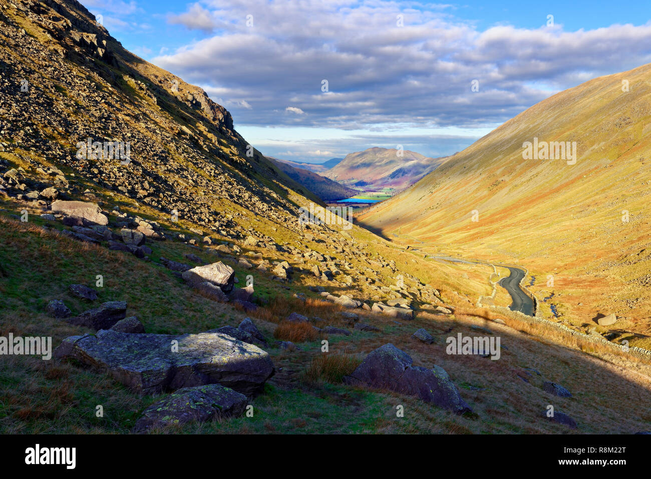 Eine erhöhte Ansicht der Kirkstone Pass im englischen Lake District mit Brüdern Wasser in der Ferne. Stockfoto