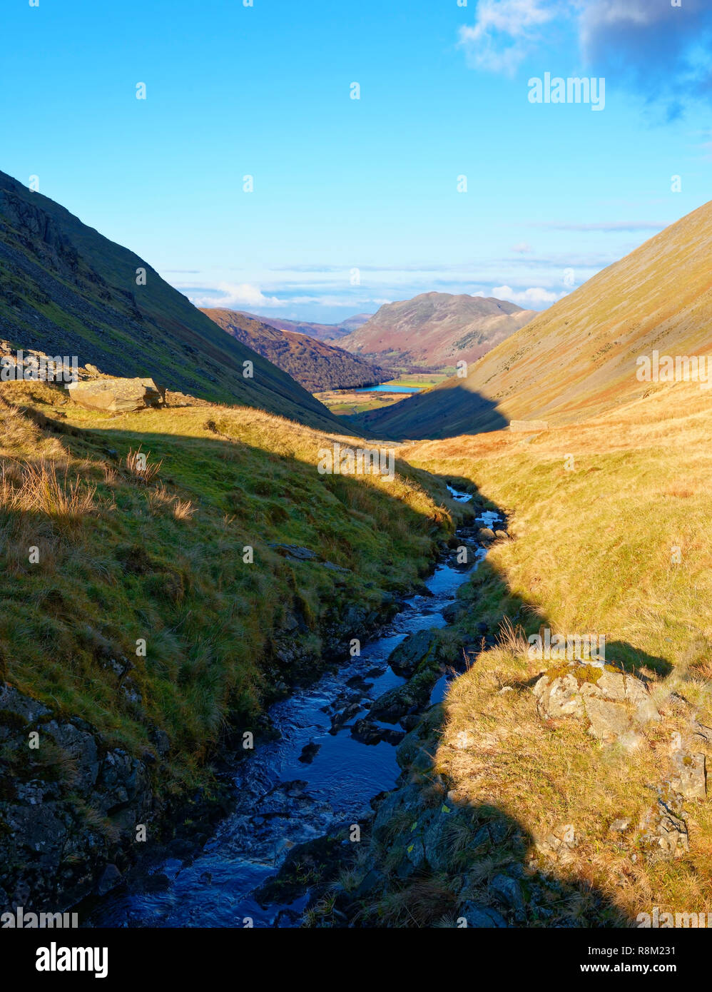 Eine erhöhte Ansicht der Kirkstone Pass im englischen Lake District mit Brüdern Wasser in der Ferne. Stockfoto