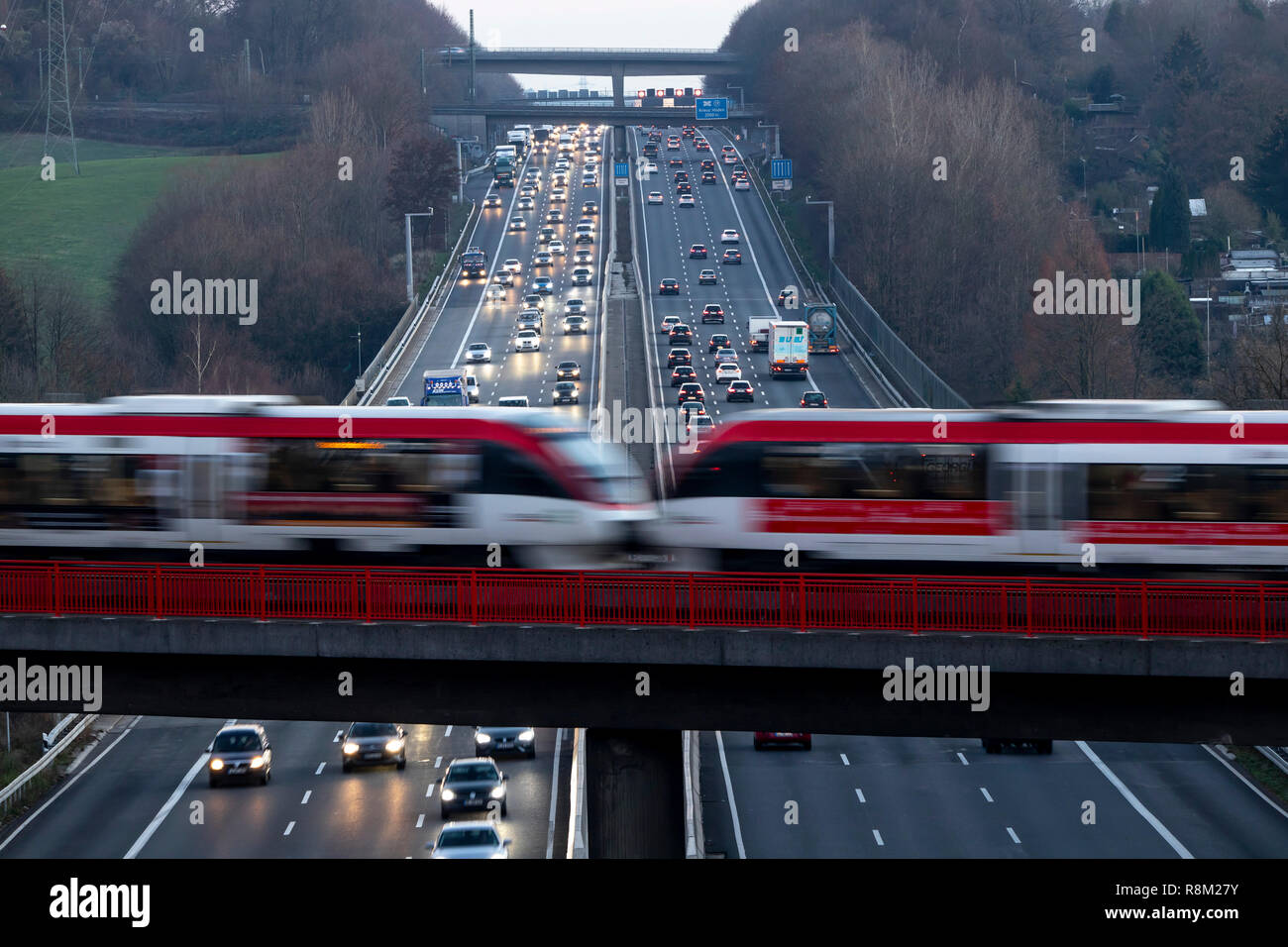 Autobahn, Autobahn A3 zwischen DŸsseldorf und Leverkusen, in der Nähe von Erkrath, Deutschland, Eisenbahnbrücke, Bahn, Stockfoto