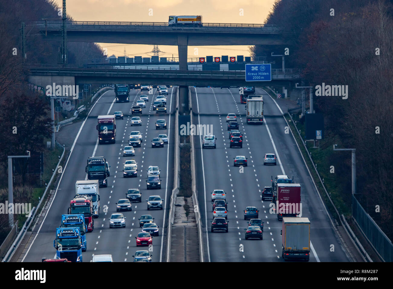 Autobahn, Autobahn A3 zwischen DŸsseldorf und Leverkusen, in der Nähe von Erkrath, Deutschland, Eisenbahnbrücke, Stockfoto