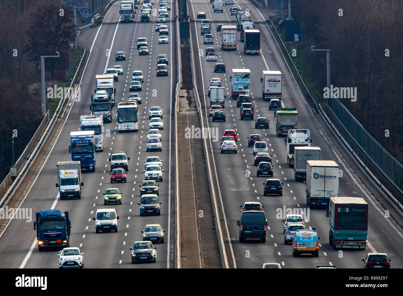 Autobahn A3 zwischen DŸsseldorf und Leverkusen, in der Nähe von Erkrath, Videokameras überwachen den Verkehr, Prüfen und sichern Sie die temporäre off-road Spiel in h Stockfoto