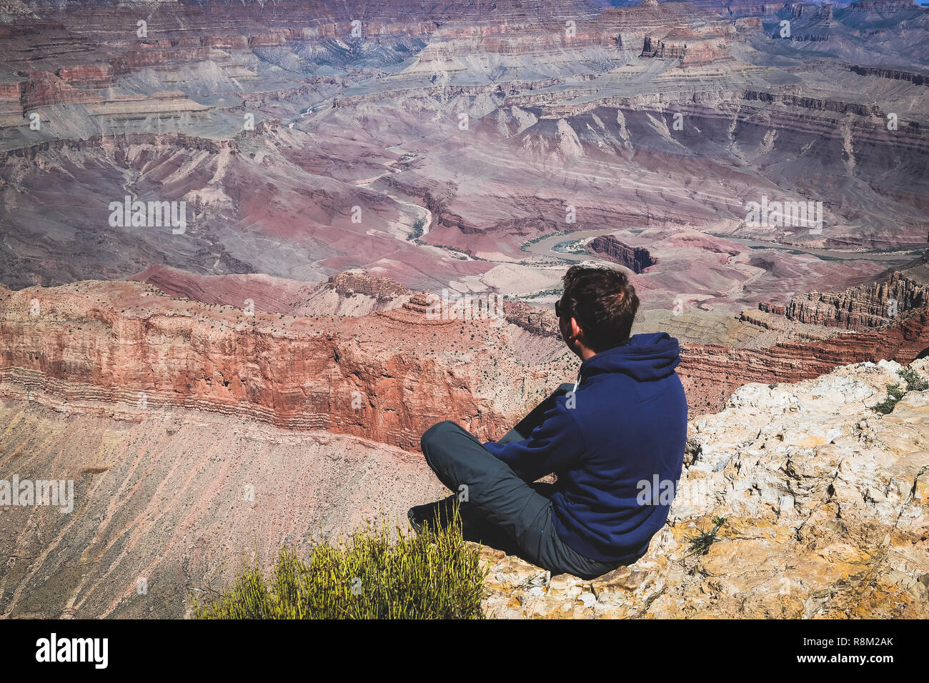 Man erwägen, Grand Canyon National Park sitzt auf der Kante einer Klippe. Stockfoto