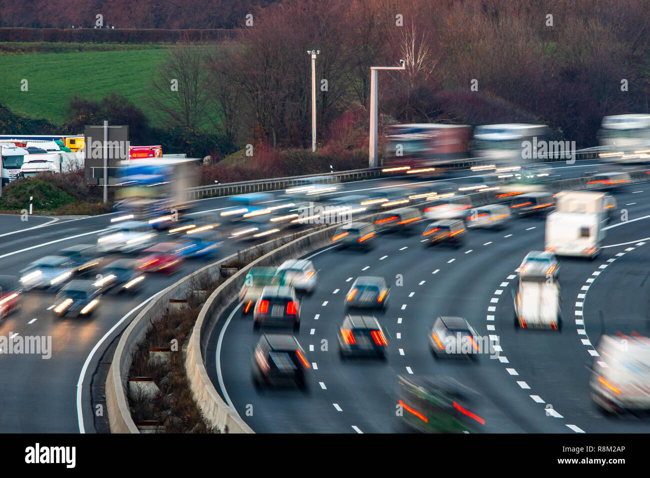 Autobahn A3 zwischen DŸsseldorf und Leverkusen, in der Nähe von Erkrath, Videokameras überwachen den Verkehr, Prüfen und sichern Sie die temporäre off-road Spiel in h Stockfoto