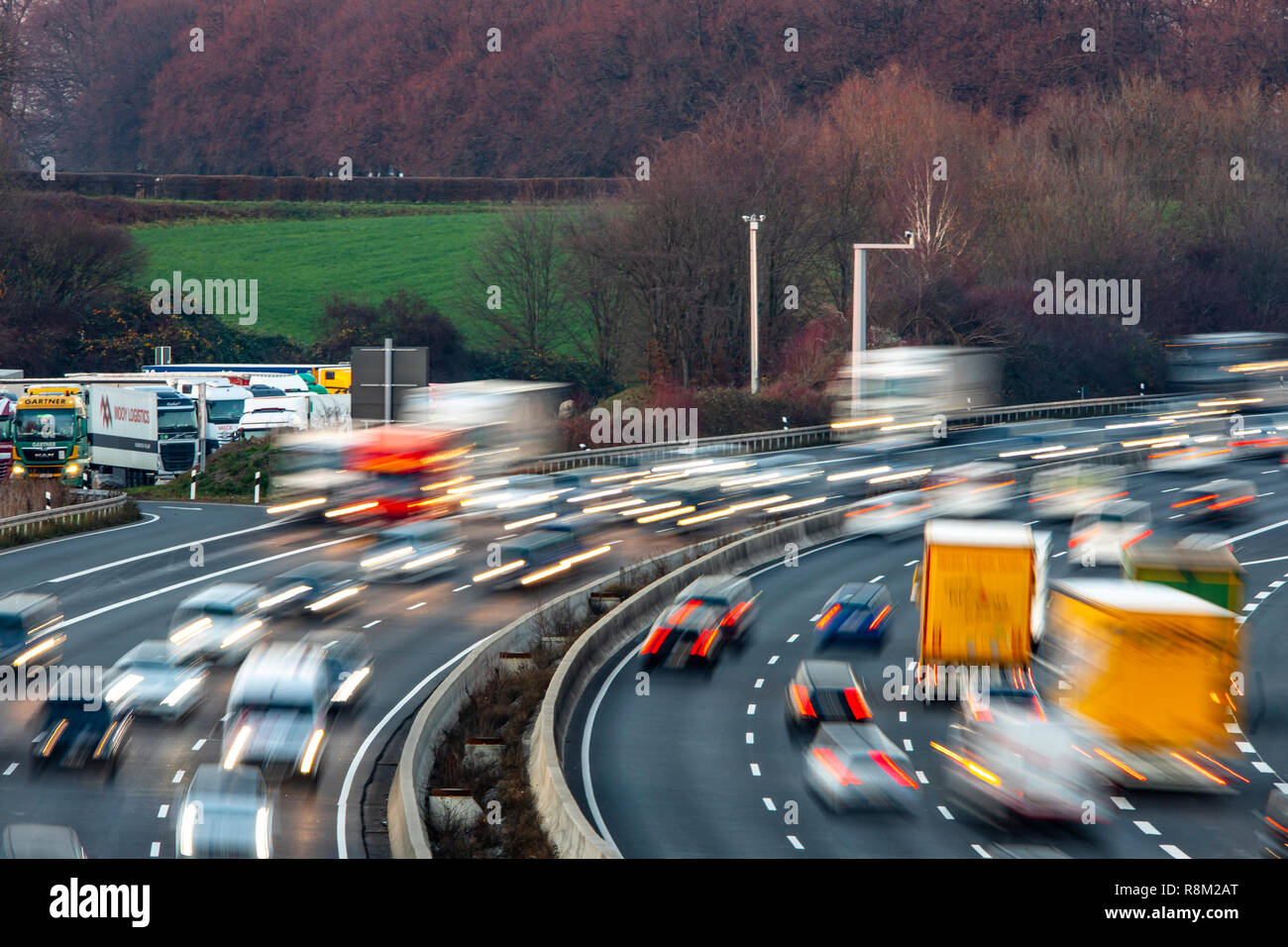 Autobahn A3 zwischen DŸsseldorf und Leverkusen, in der Nähe von Erkrath, Videokameras überwachen den Verkehr, Prüfen und sichern Sie die temporäre off-road Spiel in h Stockfoto