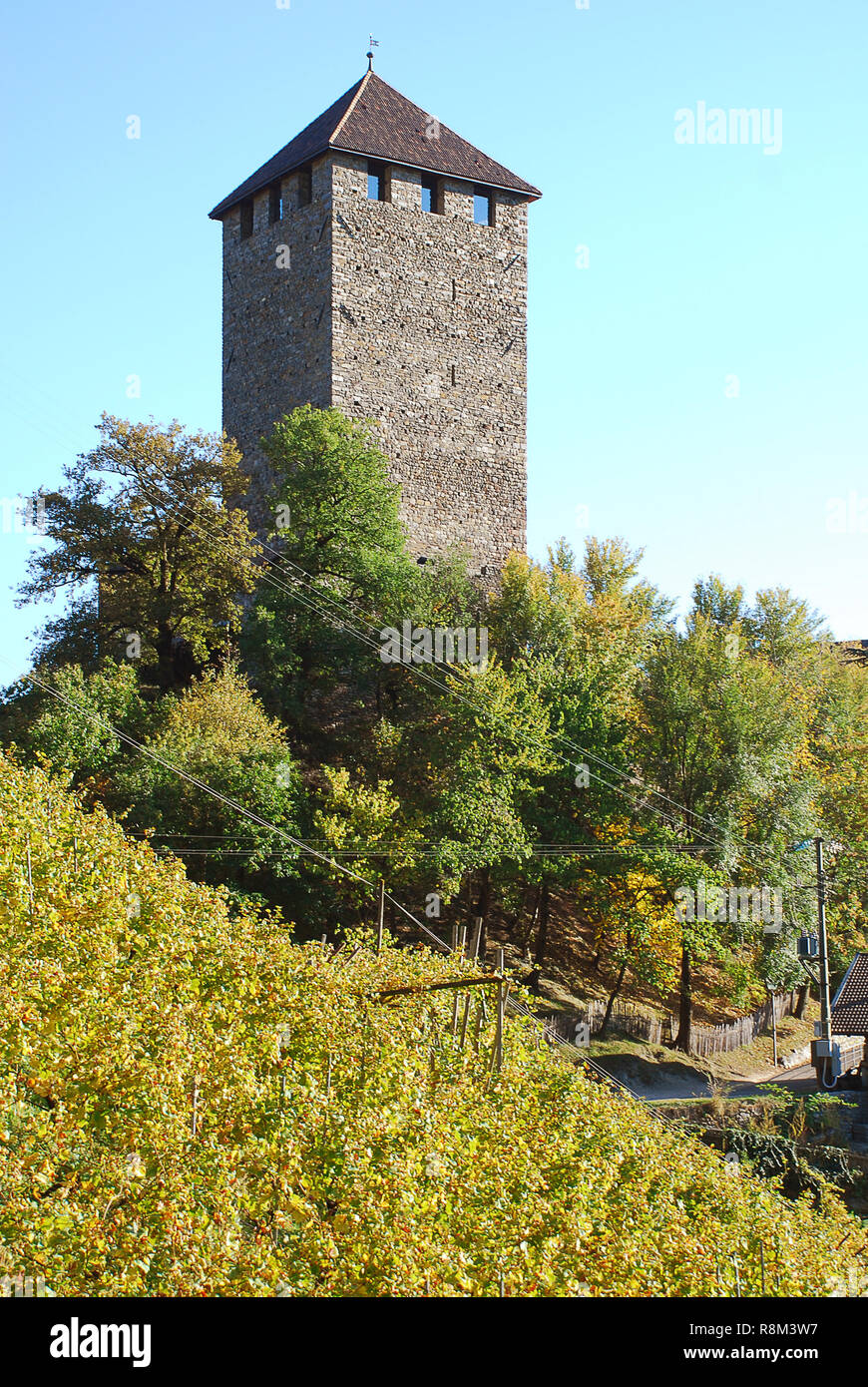 Der Bergfried (Turm) von Schloss Tirol in Dorf Tirol, Südtirol, Italien. Schloss Tirol ist die Heimat der Südtiroler Museum für Kultur und Geschichte der Provinz Stockfoto