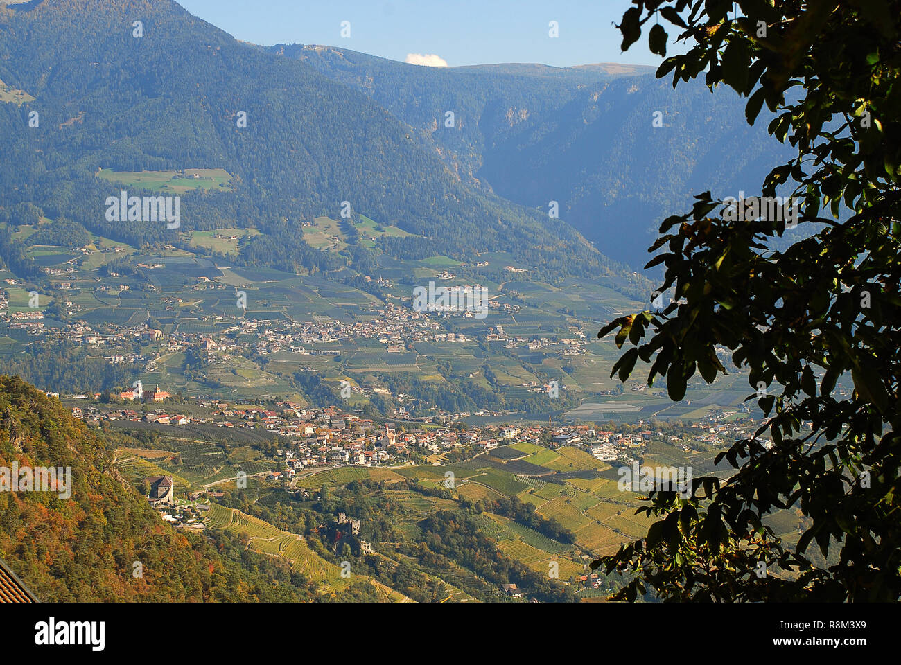 Luftaufnahme von Tirol (Deutsch: 'Dorf Tirol") in der Nähe von Meran, Südtirol, Italien. Stockfoto