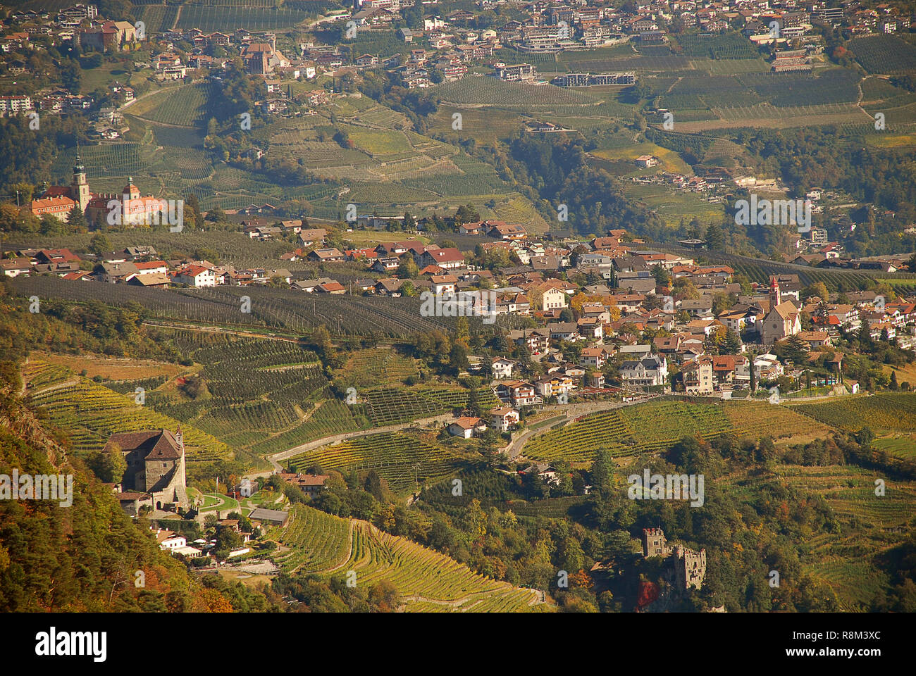 Luftaufnahme von Tirol (Deutsch: 'Dorf Tirol") in der Nähe von Meran, Südtirol, Italien. Stockfoto