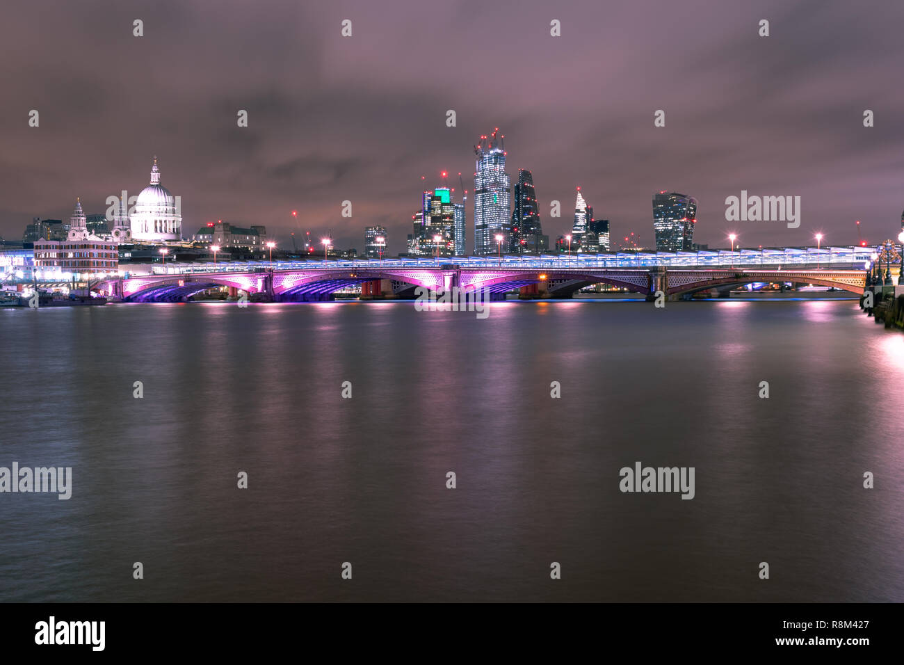 Blackfriars Bridge lange Belichtung von der Londoner South Bank. Nachts genommen. Stockfoto