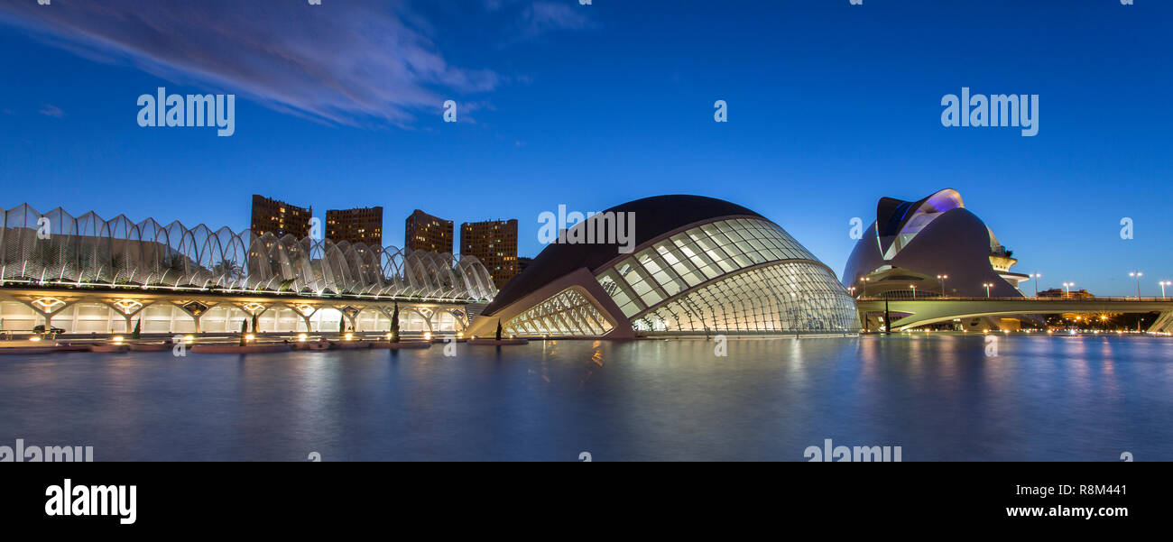 Ein Panorama von der Oper und Hemisfėric im Laufe des Abends. Moderne Architektur von Santiago Calatrava. Stockfoto