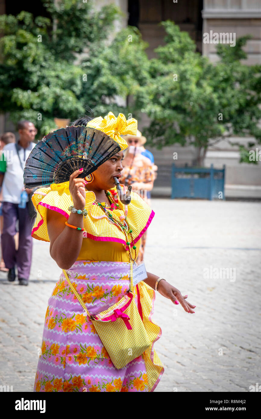 Alte kubanische Dame mit Pfeife, Zigarre und Sonnenschirm in Havanna, Kuba Stockfoto