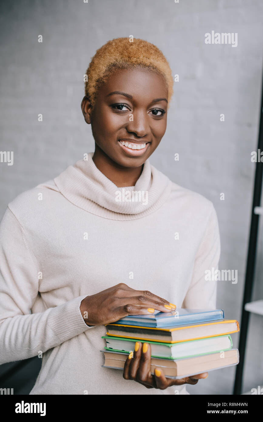 Selektiver Fokus der African American woman holding Bücher in den Händen Stockfoto