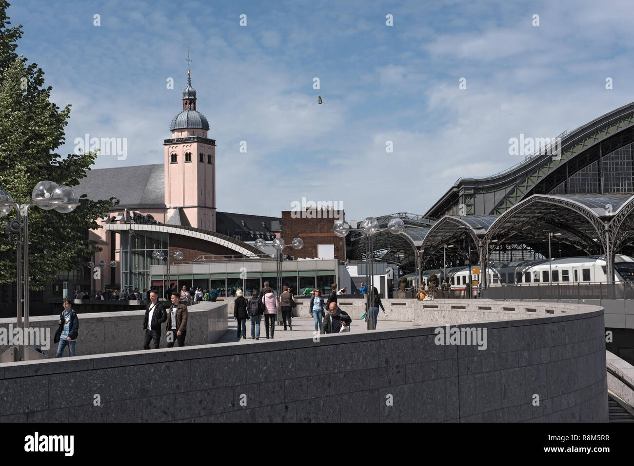 Touristen und Einheimische zu Fuß vor dem Hauptbahnhof in Köln, Deutschland Stockfoto