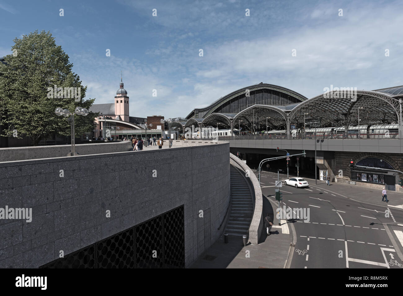 Touristen und Einheimische zu Fuß vor dem Hauptbahnhof in Köln, Deutschland Stockfoto