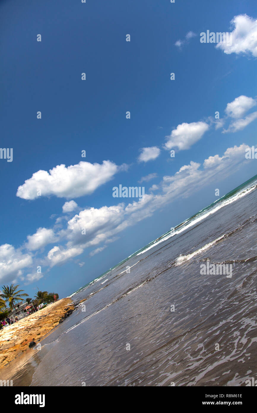 Indonesien ist auch einen Blick auf den berühmten Strand von Kuta Beach auf Bali. Stockfoto