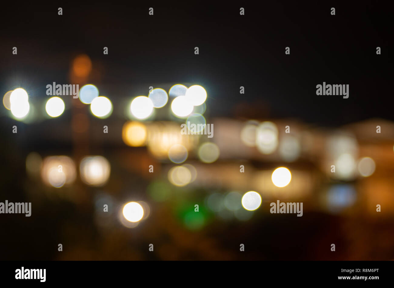Nacht die Lichter der Stadt in "unscharf". Verschwommenes Foto des Stadtbildes mit Bokeh. Zusammenfassung Hintergrund. Stockfoto