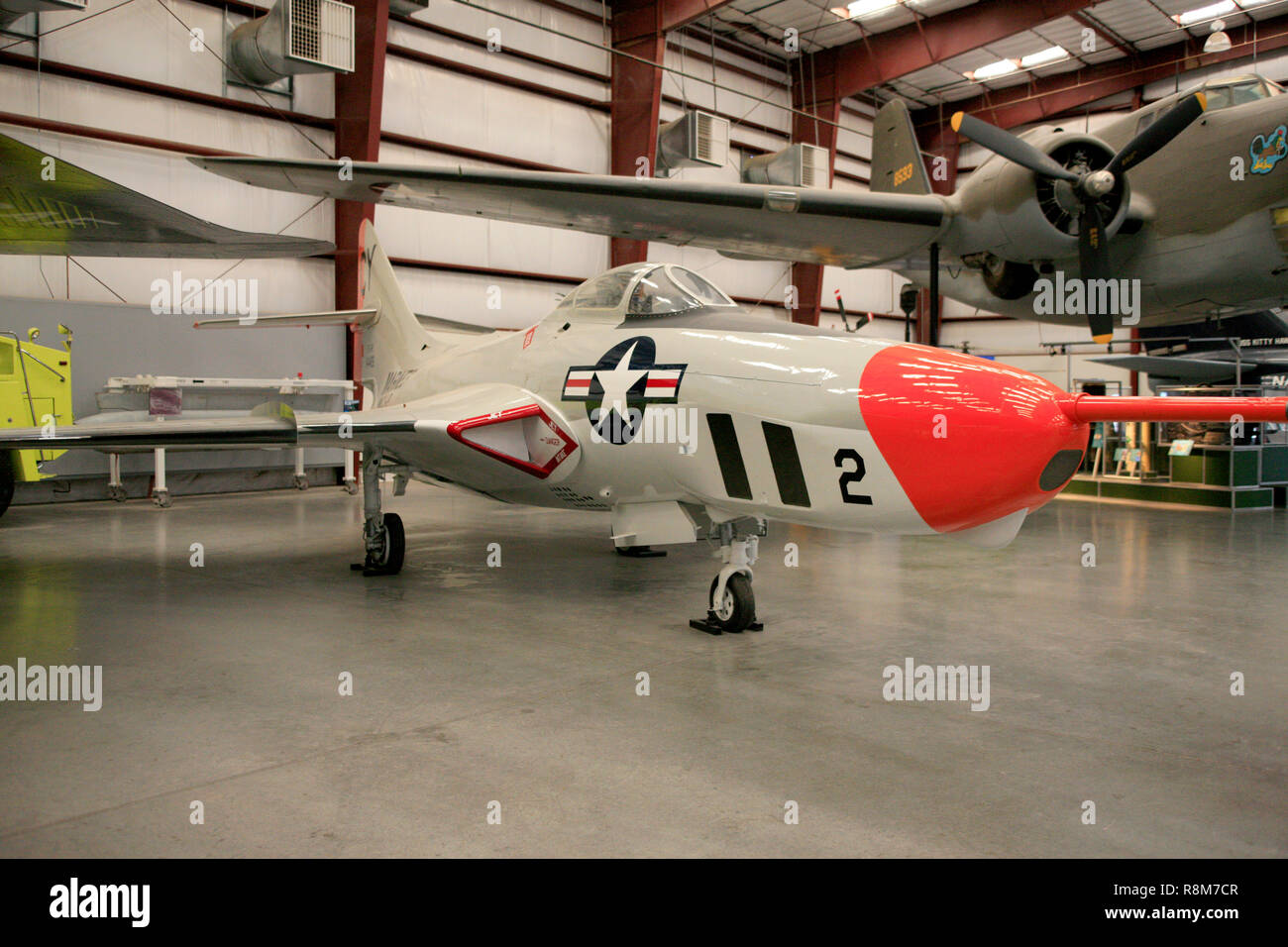 Grumman F9F-8P Cougar US Air Force fighter Jet plane aus den 1950er Jahren auf der Pima Air & Space Museum in Tucson, AZ Stockfoto