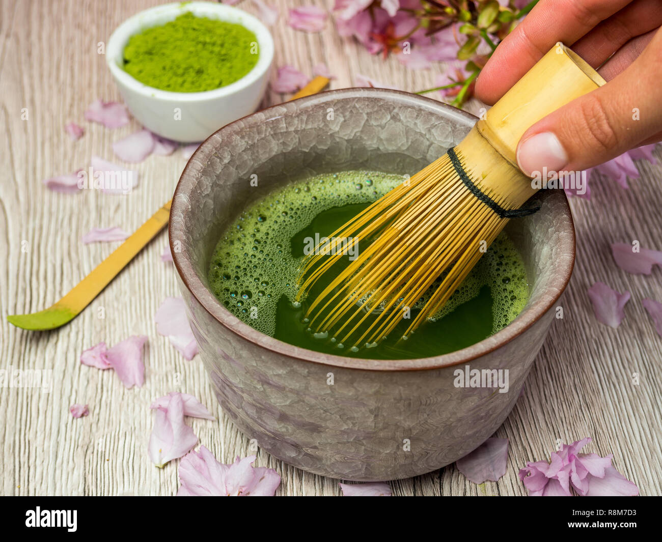 Zubereitung von Matcha Tee Stockfoto