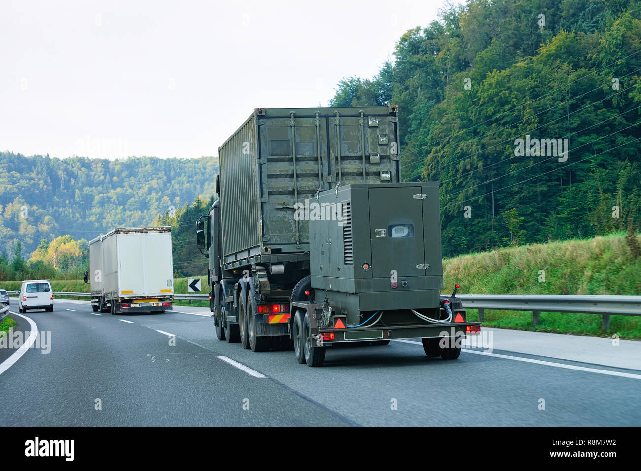 Militär Lkw mit Anhänger in die asphaltierte Straße, von Slowenien  Stockfotografie - Alamy