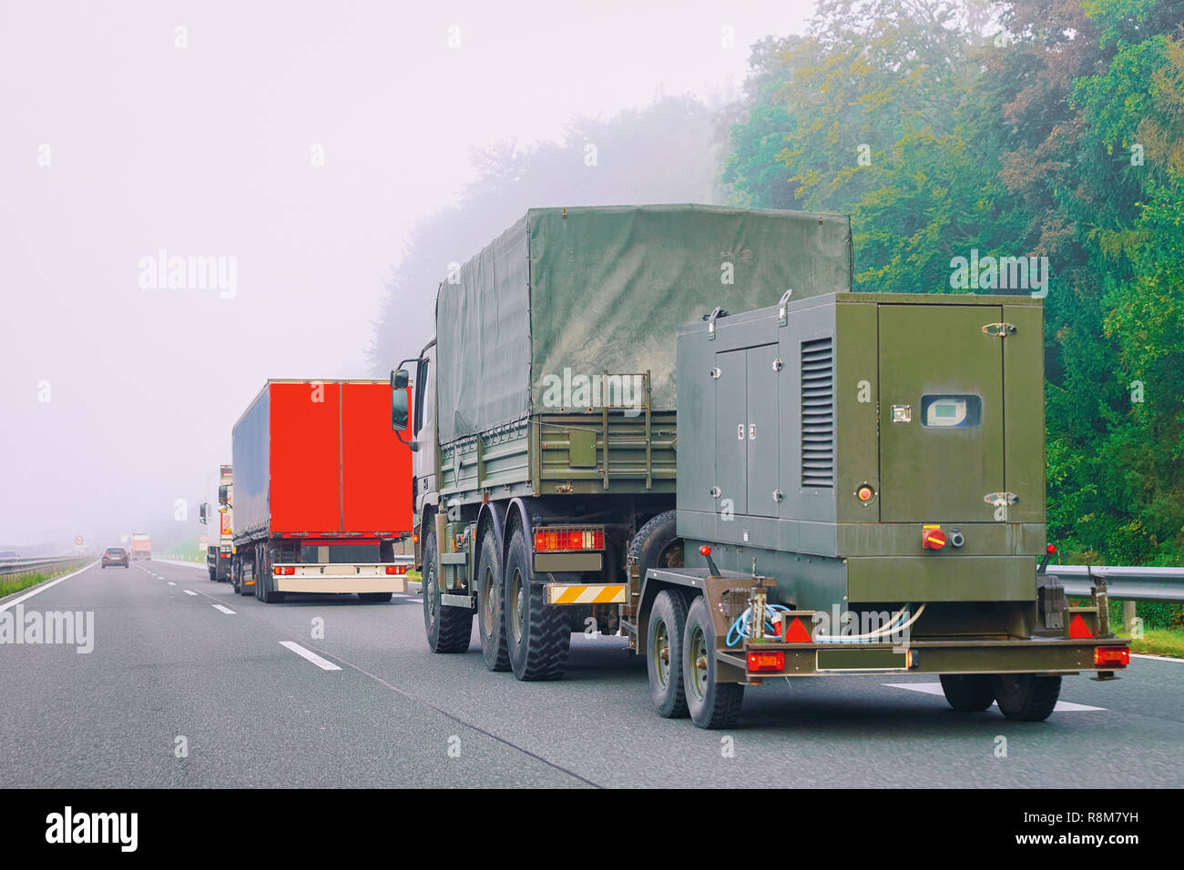 Militär Lkw mit Anhänger in die asphaltierte Straße in Slowenien  Stockfotografie - Alamy