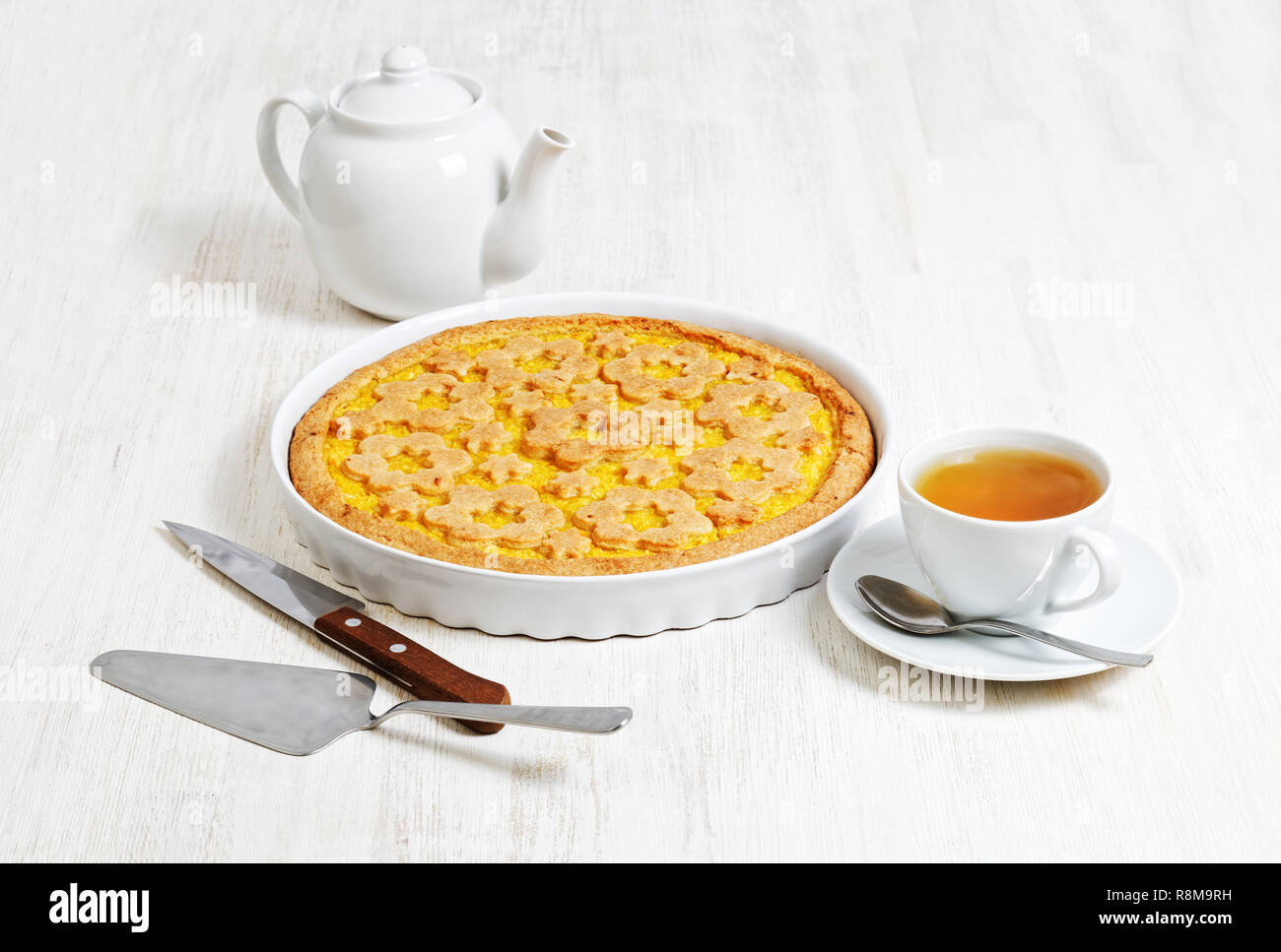 Hausgemachte shortcake und Tasse Tee auf weiße Holztisch. Italienische crostata mit Orange und Apfel füllen. Stockfoto