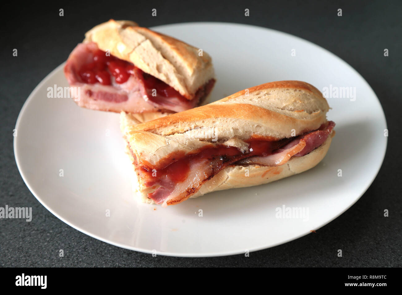 Frühstück gebratener Speck Baguette Stockfoto