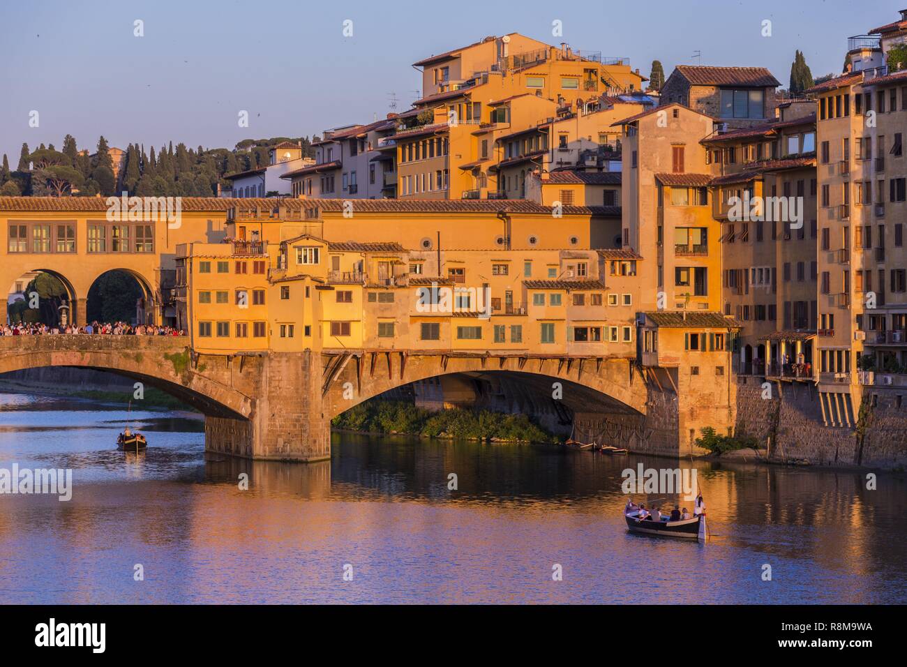 Italien, Toskana, Florenz, die historische Altstadt als Weltkulturerbe von der UNESCO, Vecchio, die älteste Brücke der Stadt aufgeführt, römische Zeit, überquert den Fluss Arno, ist es durch die Vasari Korridor, der Passage zu Medici Familie bietet vom Palazzo Pitti, die Uffizien und den Palazzo Vecchio gekrönt Stockfoto