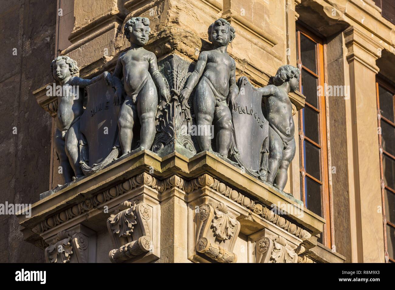 Italien, Toskana, Florenz, die historische Altstadt zum Weltkulturerbe der UNESCO, Skulptur an der Fassade der Capella dei Pazzi Stockfoto