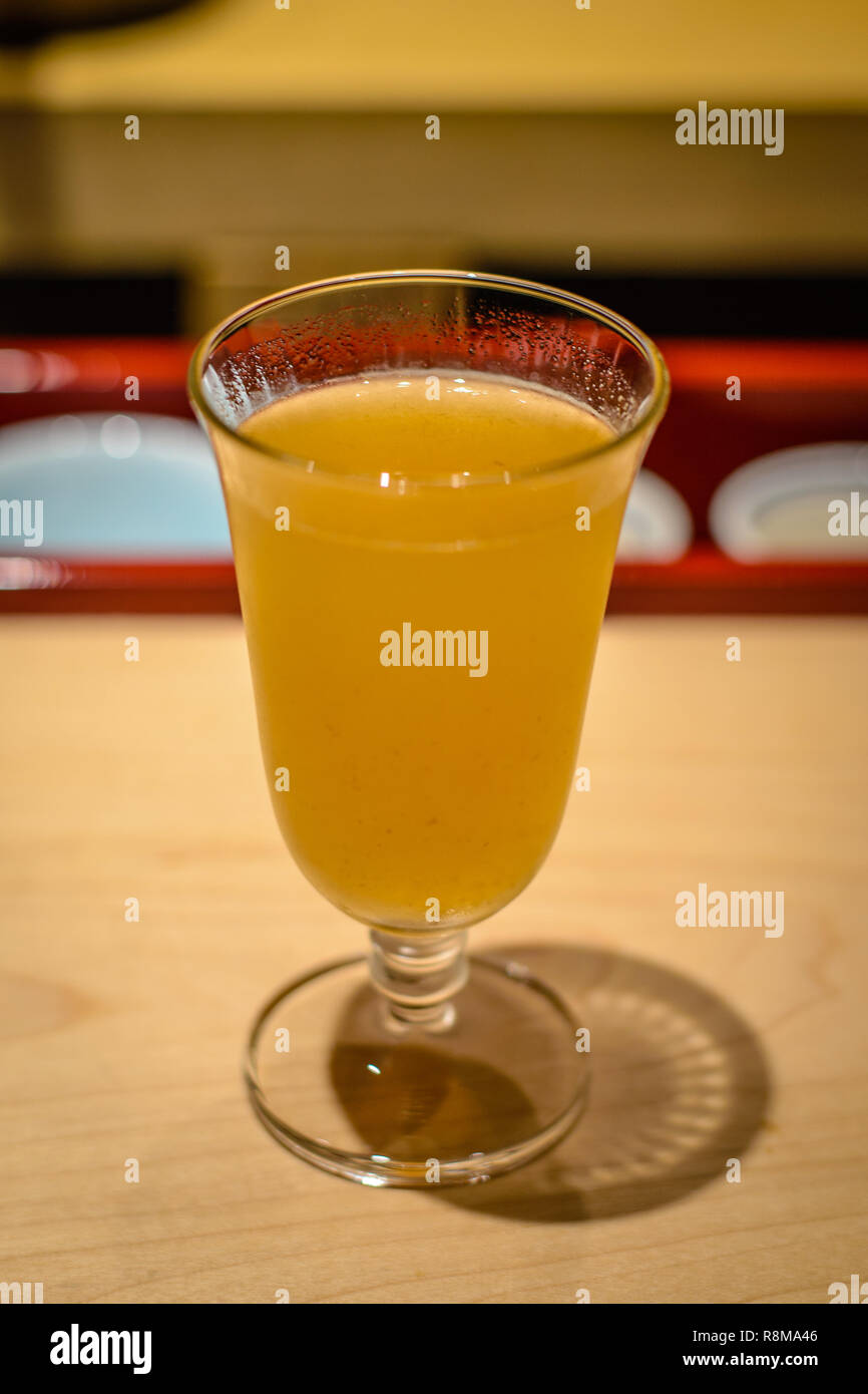 Japanische Umeshu plum Wein Aperitif in ein hohes Glas Stockfoto