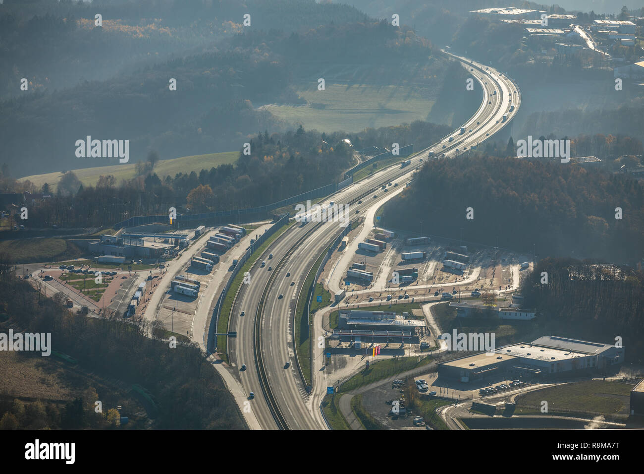 Luftaufnahme, Autobahnraststätte mit LKW-Parkplatz, Ladestationen für Elektroautos, Service Bereich Sauerland Ost, Service Bereich Sauerland West, Moto Stockfoto