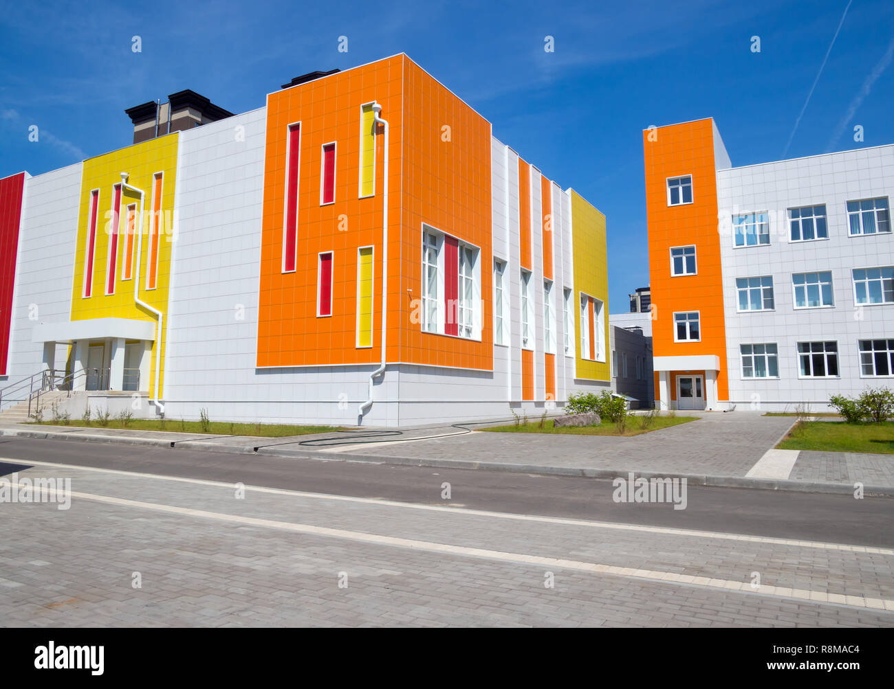 Das neue Gebäude der modernen russischen allgemeine Schulen Stockfoto