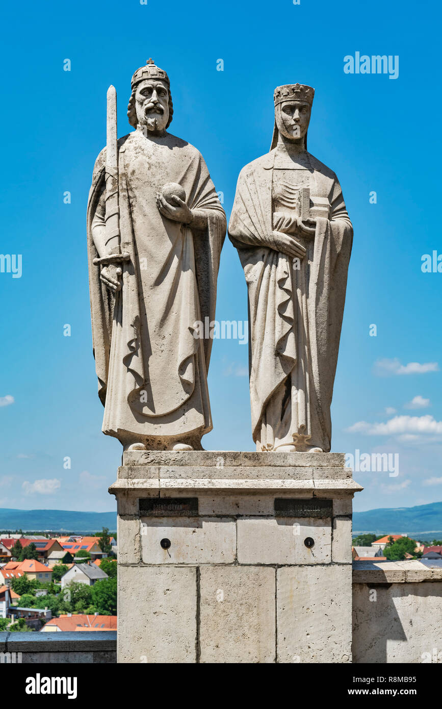 Am Ende der Castle Street (Var utca) sind die Statuen von St. Stephan und seiner Frau Gisela von Bayern, Veszprem, Budapest, Ungarn, Europa Stockfoto