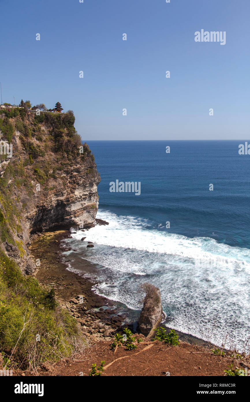 Die Klippen und das Meer in der Nähe des Uluwatu Tempel auf Bali, Indonesien. Stockfoto