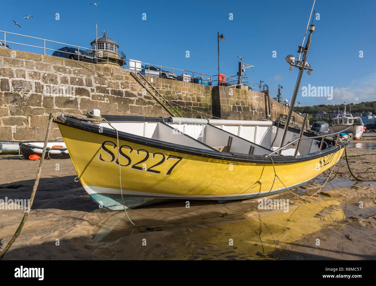 St. Ives Fischerboot auf Liegeplätze bei Ebbe Stockfoto